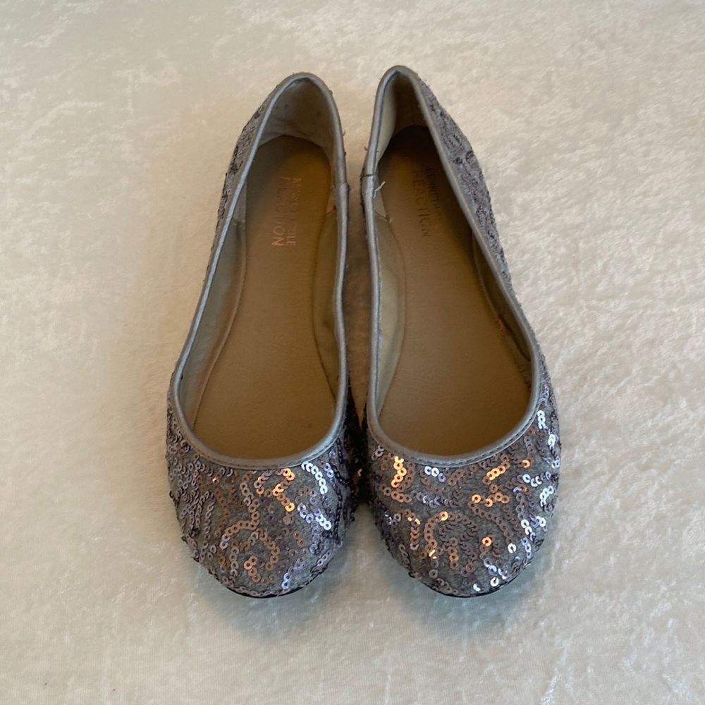 KENNETH COLE SZ 7 SILVER SEQUIN FLATS. NWOT!